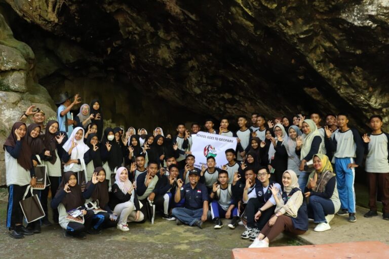 50 SISWA SLTA LAKSANAKAN KEGIATAAN SCHOOL GOES TO GEOPARK RANAH MINANG SILOKEK
