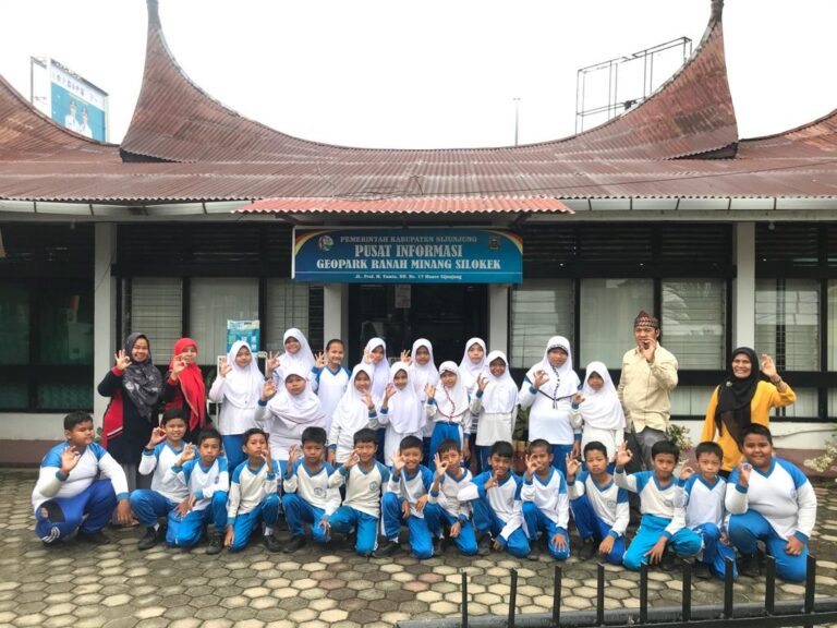 SCHOOL GOES TO GEOPARK RANAH MINANG SILOKEK