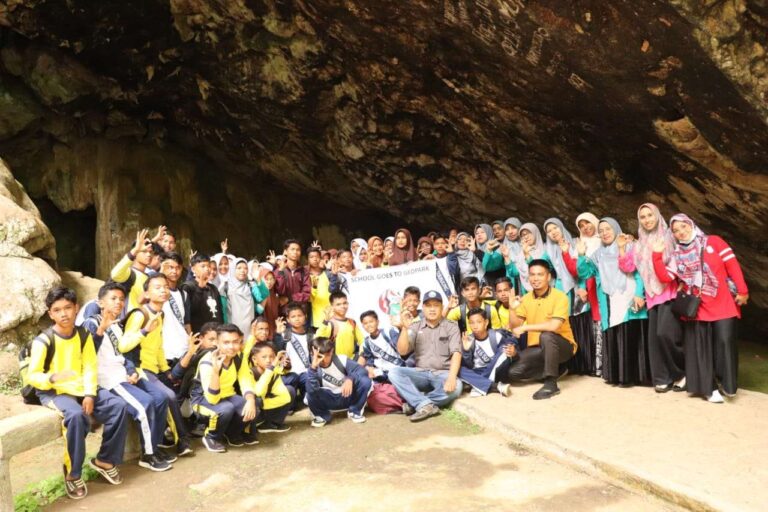 School Goes to Geopark SMPN 16 Sijunjung
