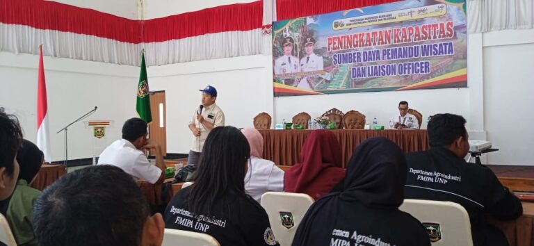 Persiapan Rakornas Geopark Se-Indonesia, Ketua Harian BP. Geopark Ranah Minang Silokek memberikan materi kepada LO dan Pemandu Wisata